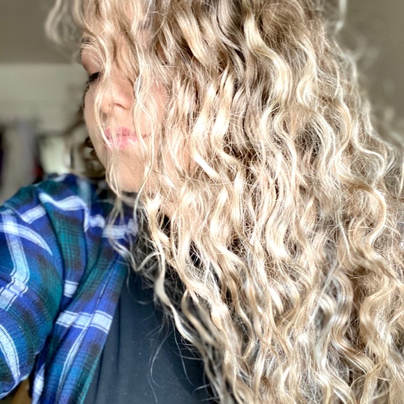 Meet your Posher, Caitlin - Picture 2 of 5